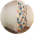 Antes-después 2 de la pared pintada con triángulos multicolores del vertedero esta lleno de Picassos